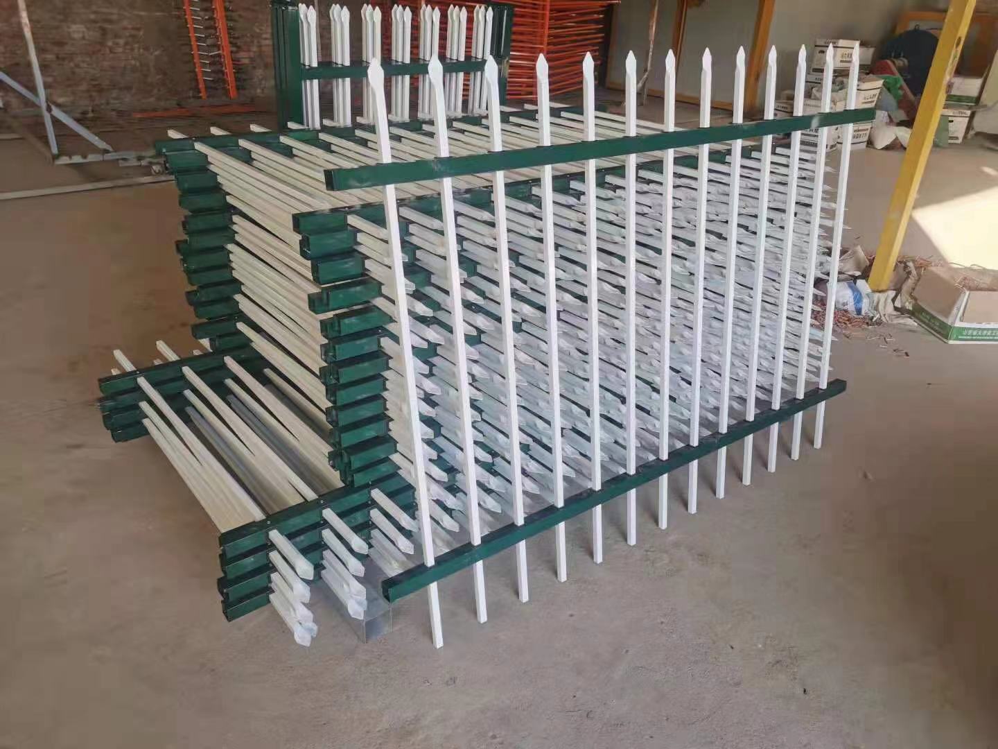 鋅鋼護(hù)欄供工廠圍墻使用款式眾多，歡迎選購(gòu)